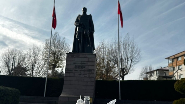 Yediler içtiler, sokakta çöplerini bıraktılar