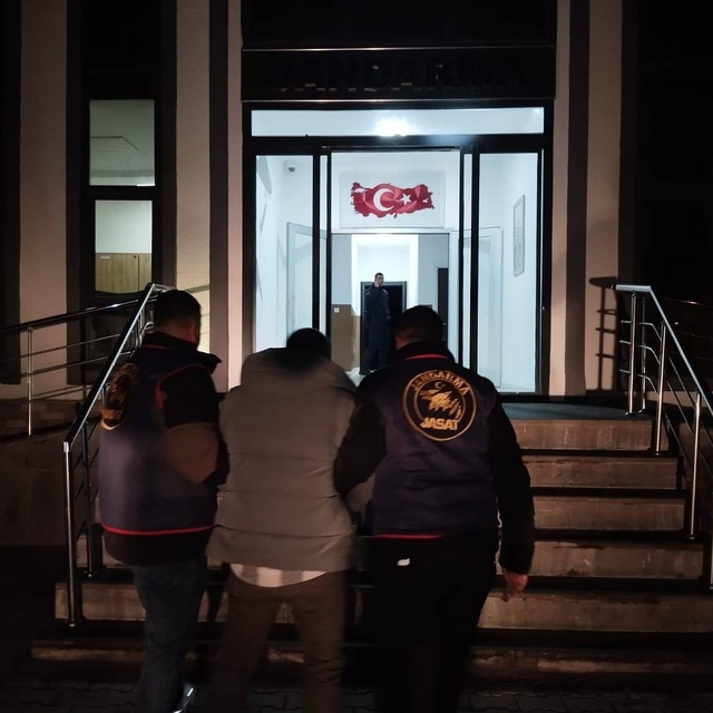 Muş'ta 8 yıl 9 ay kesinleşmiş hapis cezası bulunan firari jandarma tarafınd...