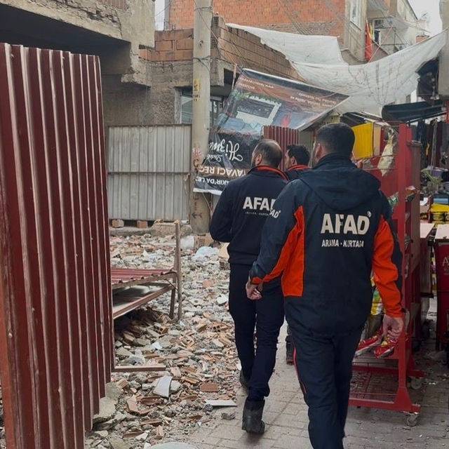 Ağır hasarlı binayı yıkarken molozların altında kaldı