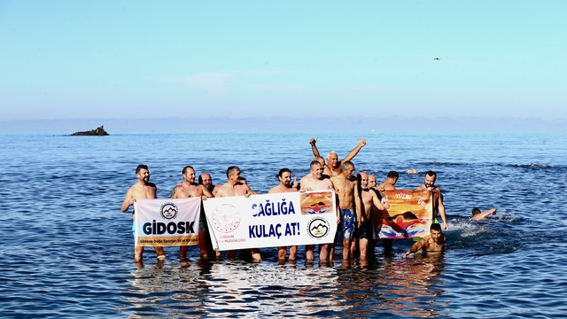 Giresun'da "Sağlığa Kulaç At" etkinliğine katılanlar denizde yüzdü