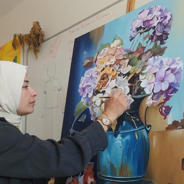 Fatsalı kadın ressam, çocukluk hayallerini tuvale yansıtıyor