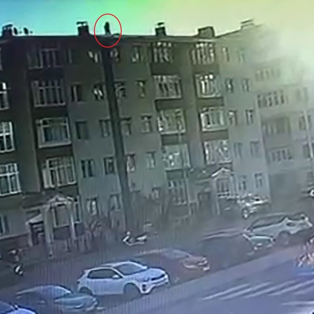 Tamir ettiği bacayı kontrol ederken çatıdan düşüp öldü; o anlar kamerada