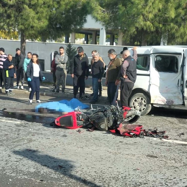 Hafif ticari araçla motosiklet çarpıştı: 1 ölü, 1 ağır yaralı