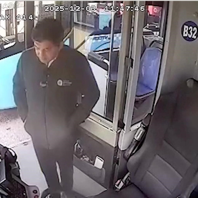 Yaşlı adamın otobüste unuttuğu içinde 4 bin euro olan çantanın başında adet...