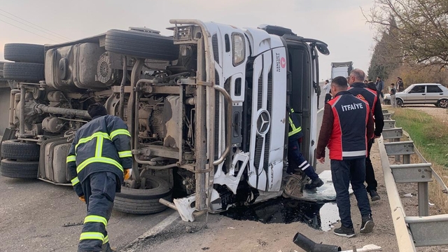Mardin'de devrilen tırın sürücüsü yaralandı