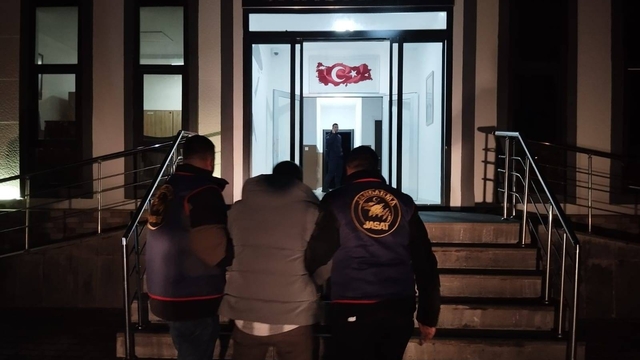 Muş'ta 8 yıl 9 ay kesinleşmiş hapis cezası bulunan firari jandarma tarafından yakalandı