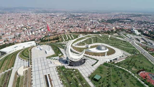 Karesi'de birleştirilmiş dükkanlardaki ruhsat krizi
Balıkesir Ticaret Odası Başkanı Kula:
"Bu konuyu bakanlığa soralım diye Mesut başkanımıza ilettik"
AK Parti İlçe Başkanı Aka:
"Biz de biliyoruz, rantçı değilsin ama bu sorunu çözelim"
AK Parti Grup Başkanvekili Şahin:
"Bir cümlelik ekleme ile sorun ortadan kalkacak"
Belediye Başkanı Akbıyık:
"Yaşamım boyunca ayrım yapmayacağım"