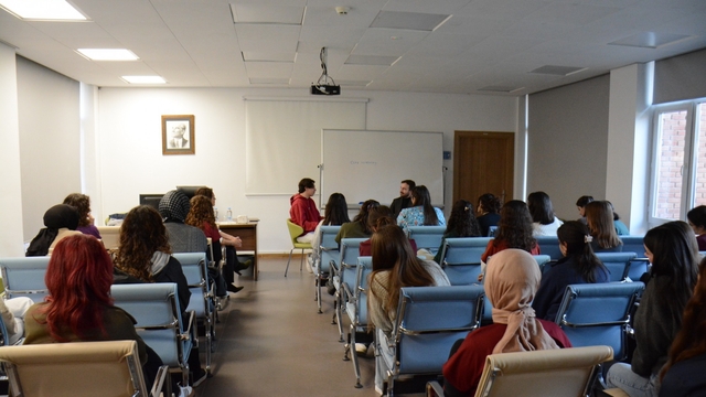 DİLKOM'da "Otizm Perspektifinden Dil ve Konuşma Terapisi" söyleyişi
DİLKOM Müdürü Prof. Dr. Özlem Diken;
"Otizm, sanıldığı gibi iletişimsizlik değil sadece iletişimin farklı bir halidir"