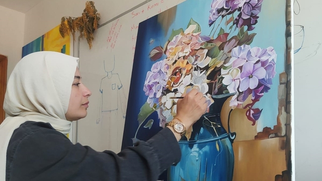 Fatsalı kadın ressam, çocukluk hayallerini tuvale yansıtıyor