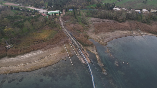 Milyonlar susuzlukla karşı karşıya: Sapanca Gölü her gün santim santim yok oluyor
Göl çekildi, kayıklar karaya oturdu: Vatandaş teknelerin yanında ateş yakıp piknik yapar hale geldi
"3-4 metre su olan noktalarda şimdi yürüyoruz"