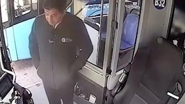 Yaşlı adamın otobüste unuttuğu içinde 4 bin euro olan çantanın başında adeta nöbet tuttu
Halk otobüsü şoförü: "İnsanlık görevimizi yerine getirdik"
İçinde 4 bin euro, cep telefonu ve pasaport olan çanta, sahibine teslim edildi
Fark ettiği çantanın başına nöbet tutan şoförün o anları güvenlik kamerasına yansıdı