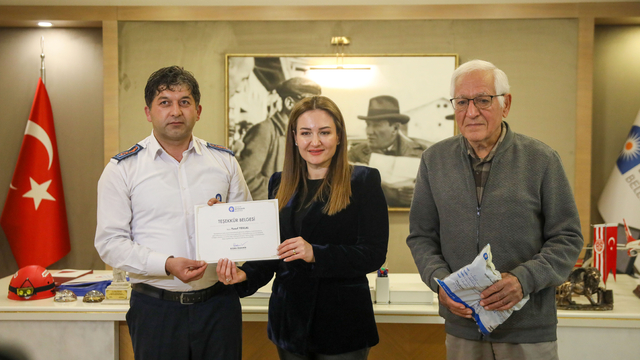 Otobüs şoförü, aracında unutulan içinde 4 bin avro olan çantayı sahibine ulaştırdı