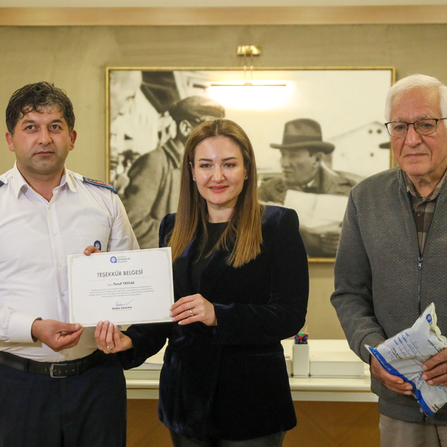 Otobüs şoförü, aracında unutulan içinde 4 bin avro olan çantayı sahibine ul...