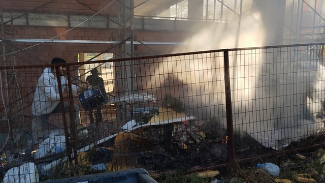 İnşaat atıklarının alev alması paniğe yol açtı