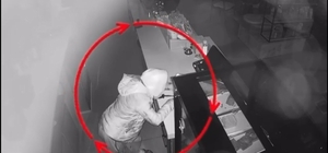 Sadaka kutusunu çalan şüpheli yakalandı; o anlar kamerada