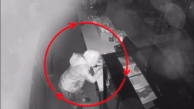 Sadaka kutusunu çalan şüpheli yakalandı; o anlar kamerada