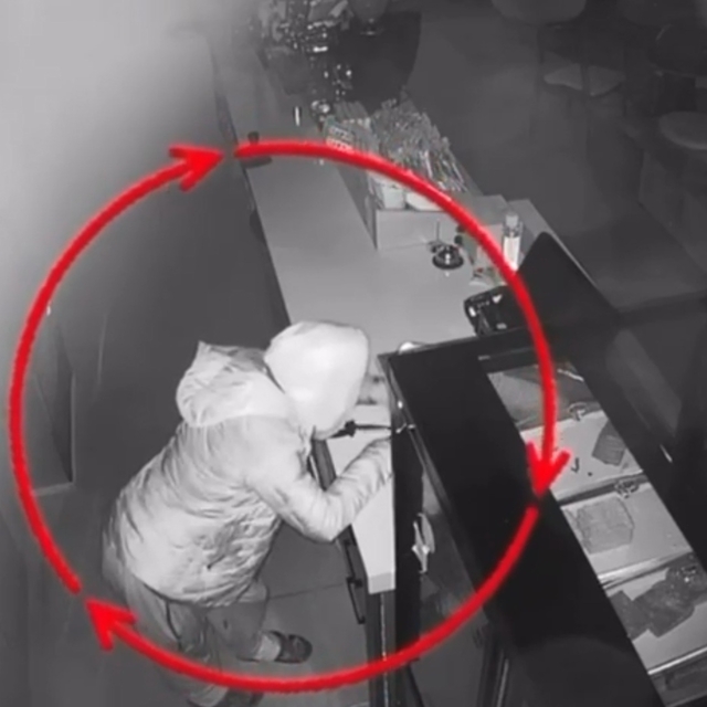 Sadaka kutusunu çalan şüpheli yakalandı; o anlar kamerada