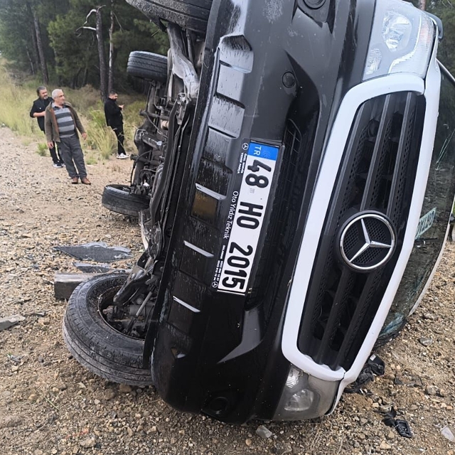 Muğla'da yolcu minibüsü devrildi: 3 yaralı