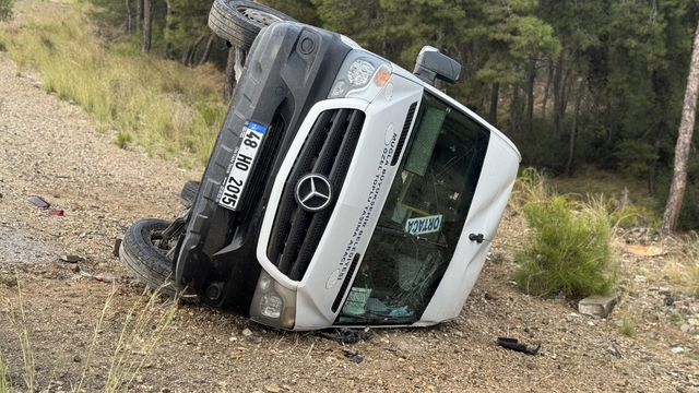 Muğla'da devrilen minibüsteki 7 kişi yaralandı