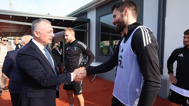 Kocaeli Büyükşehir Belediye Başkanı Büyükakın, Kocaelispor antrenmanını ziyaret etti