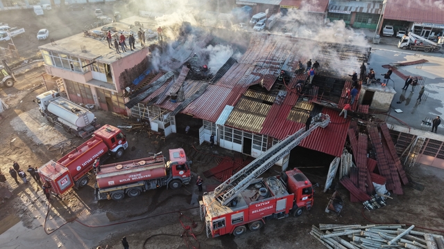 Tatvan'da kereste dükkanında yangın