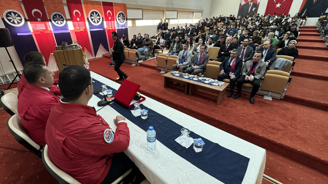 Ardahan Üniversitesi'nde TEKNOFEST'te başarı sağlamak için tecrübe paylaşımı yapıldı