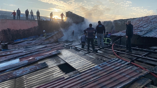 Bitlis'te sanayi sitesinde korkutan yangın