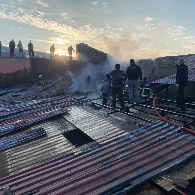 Bitlis'te sanayi sitesinde korkutan yangın