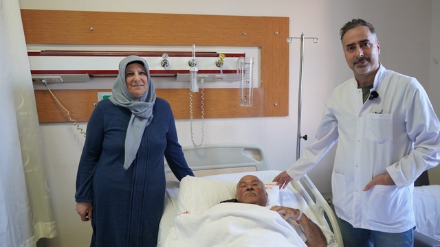 Batman'da kaynamayan omuz kırığı ters omuz protezi ameliyatıyla tedavi edildi