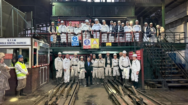 Çalışma ve Sosyal Güvenlik Bakan Yardımcıları Zonguldak'ta
Dünya Madenciler Günü'nde ocağa indiler