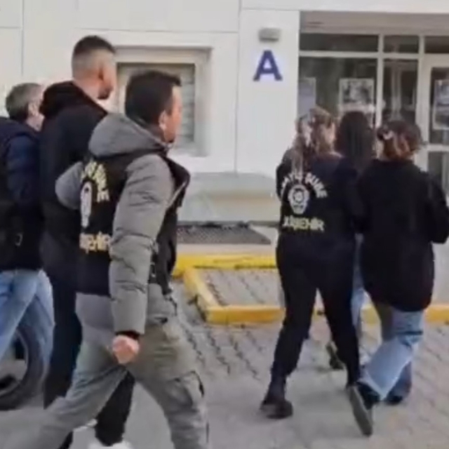 Evden 15 gram altın çalan 3 şüpheli yakalandı