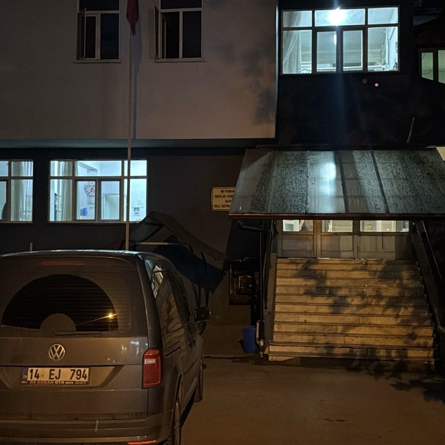 Lise öğrencisi kavga ettiği kişi tarafından bıçaklandı