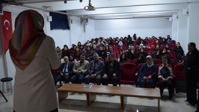 Şabanözü'nde Kimlik Gelişimi ve Ahlaki Değerler semineri düzenlendi