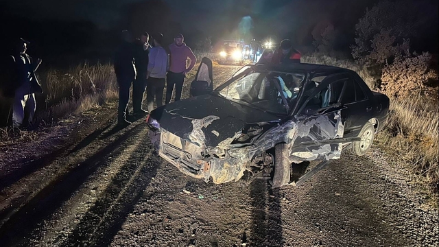 Uşak'ta traktörle çarpışan otomobildeki 3 kişi yaralandı