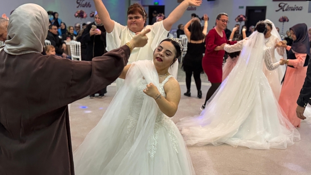 Down sendromlu 7 genç kız, temsili düğünde gelinlik giydi