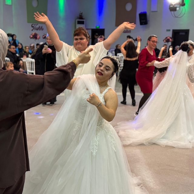 Down sendromlu 7 genç kız, temsili düğünde gelinlik giydi