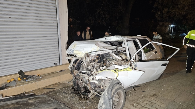 Çocuk sürücünün kullandığı otomobil, kamyonetle çarpıştıktan sonra evin duvarına vurdu: 1 ölü, 1 yaralı