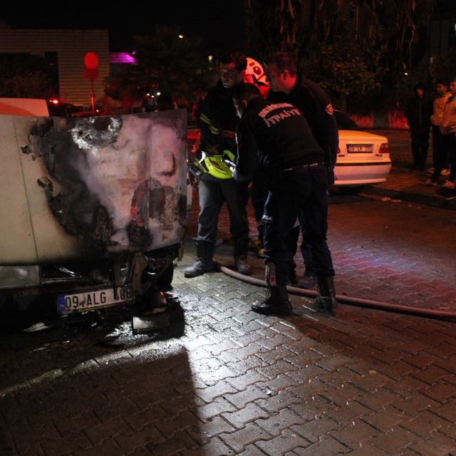 Park halindeki otomobil küle döndü