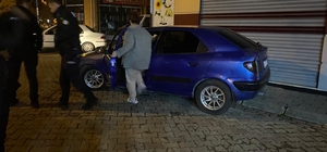 Alkolün etkisi ile araçta sızdı, vatandaşlar hayatından endişe etti