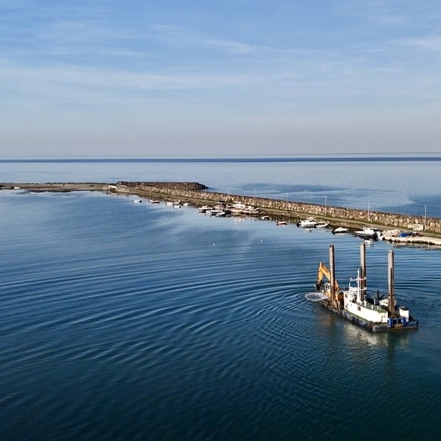 Kurupelit Marina'da deniz temizliği
Yosun kaplı marina, deniz tarama gemisi...