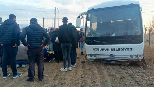 Afyonkarahisar'da öğrenci servis aracı ile kamyonet çarpıştı, 14 kişi yaralandı
