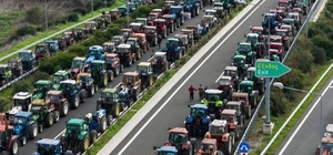 Yunanistan'da çiftçiler yol kapattı, polisle gerilim arttı