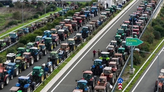 Yunanistan'da çiftçiler yol kapattı, polisle gerilim arttı