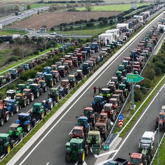 Yunanistan'da çiftçiler yol kapattı, polisle gerilim arttı