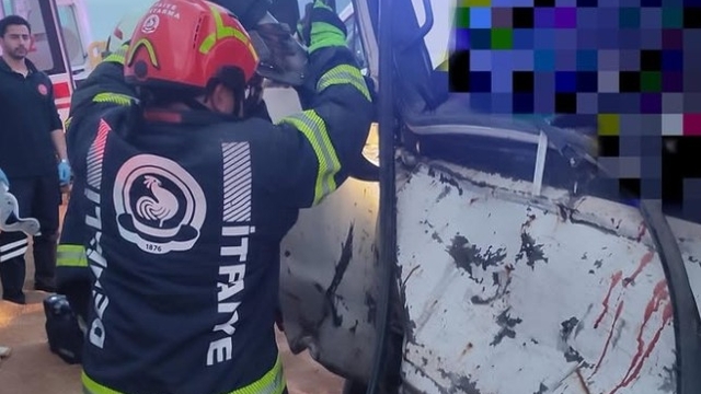 Yoldan çıkan sürücü seyir halindeki tıra çarptı