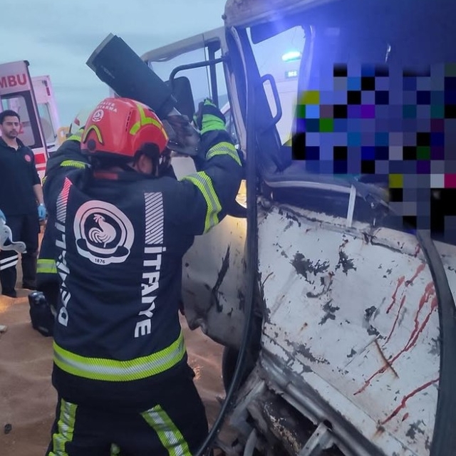 Yoldan çıkan sürücü seyir halindeki tıra çarptı