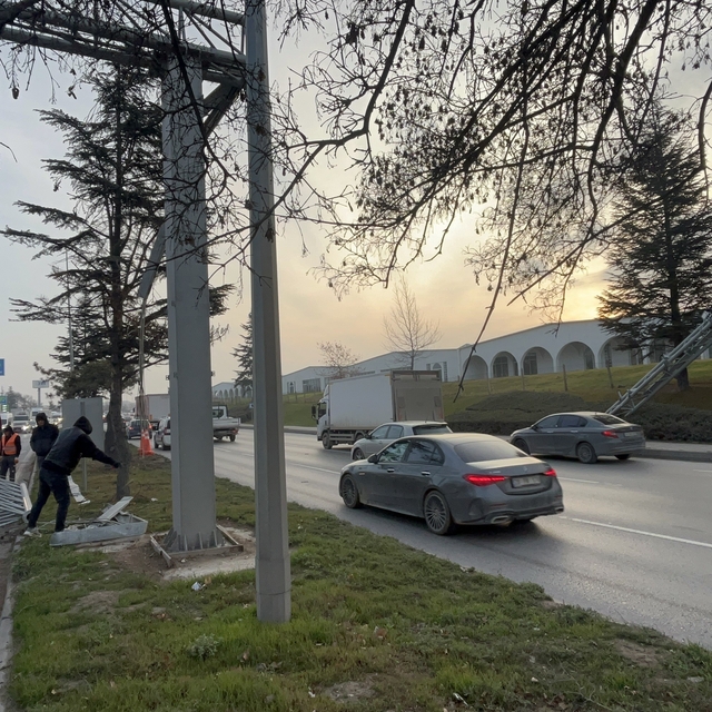 Damperi açık tır PTS direğini devirdi, facia kıl payı atlatıldı