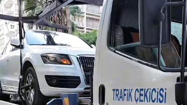 Adana'da engelli park yerlerine araçlarını koyan sürücülere ceza kesildi