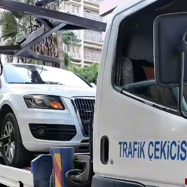 Adana'da engelli park yerlerine araçlarını koyan sürücülere ceza kesildi