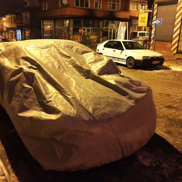 Dondurucu soğuklara karşı araçlar battaniye ve brandayla korunuyor